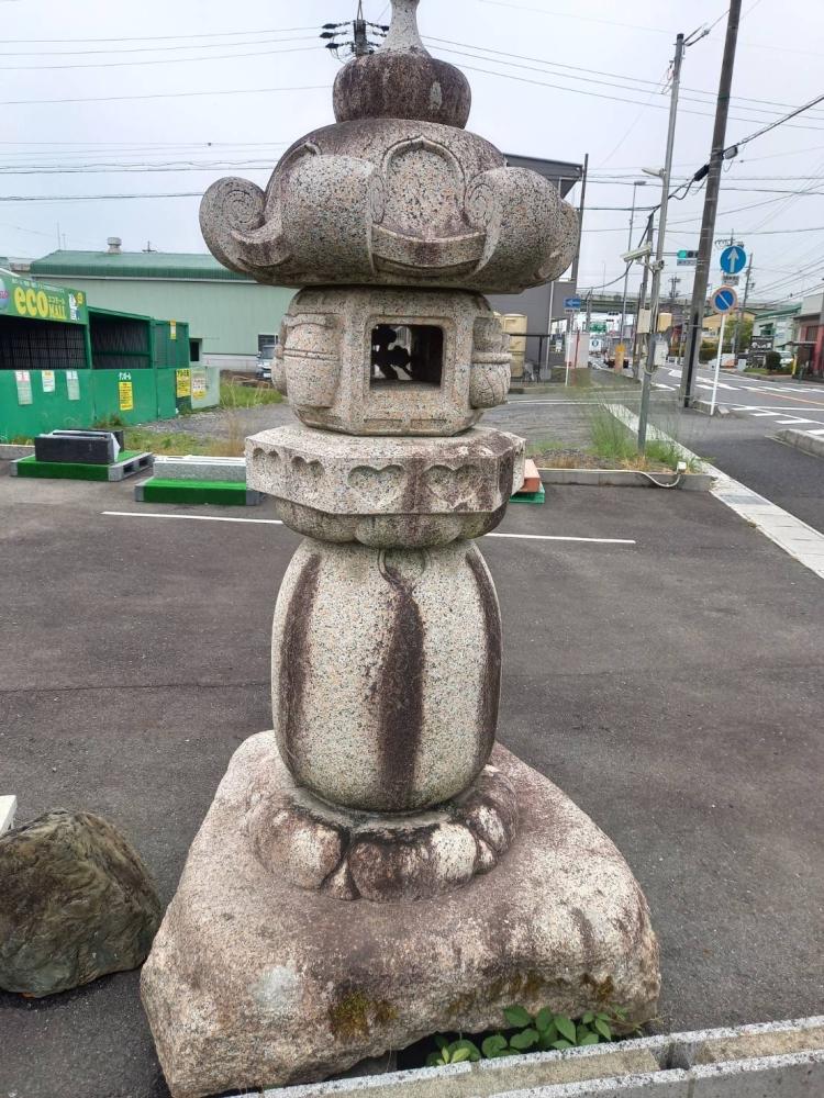 灯籠<br />
岡山県の万成石を使用しています。<br />
非常に縁起のいい石で万年成就すると言われており、万事のことを成す、成し遂げるという意味があります。<br />
貴重な石です。